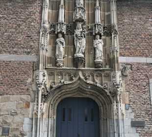 Beim Eingang zur Aachener Domschatzkammer