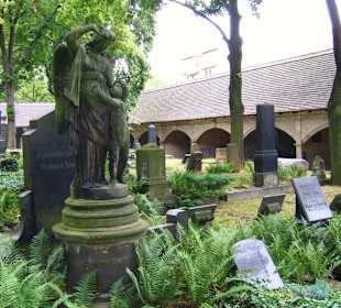 Ringsherum Arkaden mit Familiengräbern