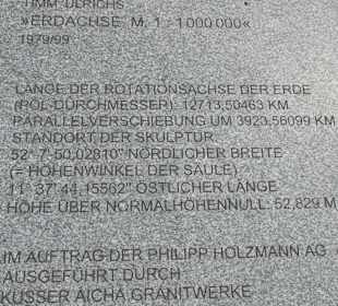 Die Erdachse vor dem Magdeburger Hauptbahnhof