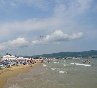 Sonnenstrand leicht bewölkt