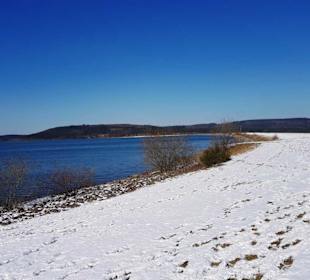 Am großen Damm entlang