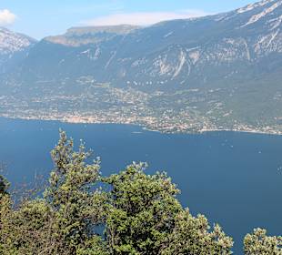 Blick von der Wallfahrtskirche Montacastello Tignale zum Gar