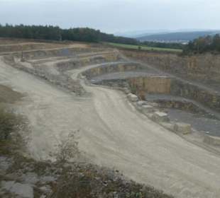 Blick von der Aussichtsplattform zum Steinbruch