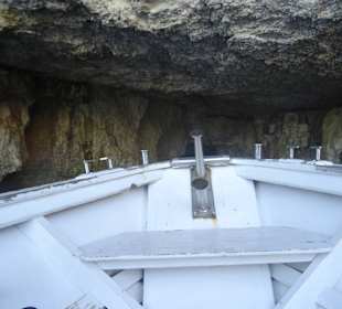 Mit dem großen Boot in die Höhlen