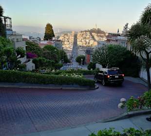 Im Zickzack die Lombard Street hinunter