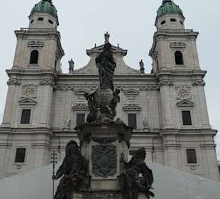 Blick vom Domplatz zur Mariensäule und zum Dom