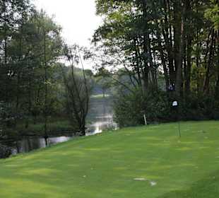 Kniffliges Green am Wasser
