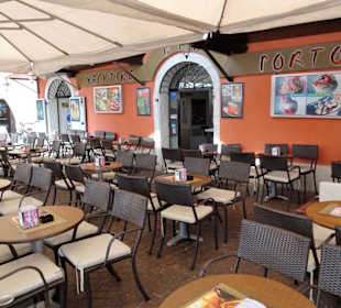 Sitzplätze auf der Terrasse der Yachting Bar Porto