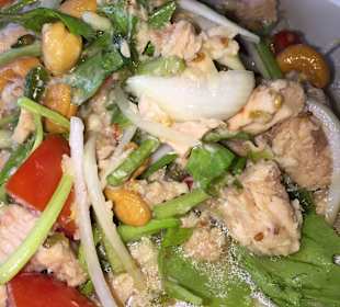 Thunfisch Salat mit Koriander und scharfer Sauce