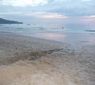 Слив отходов на пляже Сурин