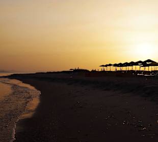 Wschód słońca na plaży w Marmari