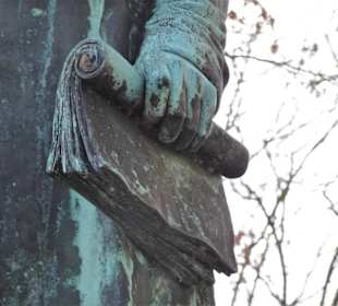 Ansichten des Peter-Friedrich-Ludwig Denkmals