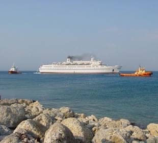 Ausfahrt eines grossen Schiffes