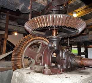 Zahnräder auf den Wellen des Wasserrades