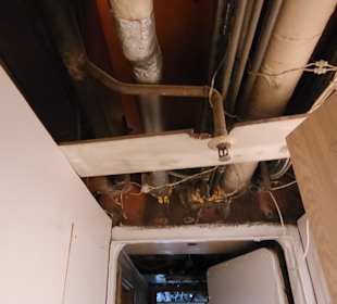 Blick aus dem Kabinen-Gang in den Motorraum