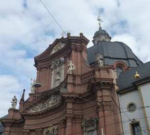 Neumünster: Außenansicht (Vorderseite)