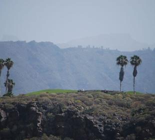 W oddali golf costa adeje