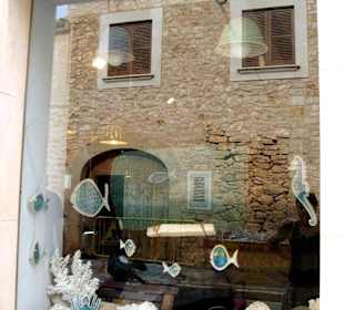 Kunsthandwerksgeschäft mit Töpferei