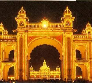 Haupteingangstor zum Palast in Mysore