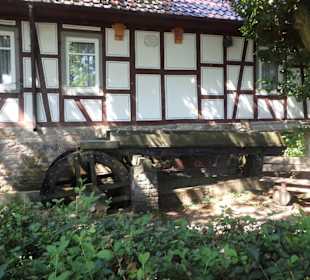 Blick auf das Mühlrad und seinen Zulauf