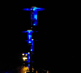 Auch die Straßenlaternen in Blau