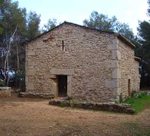 Kleine alte Kirche auf Saint Honorat