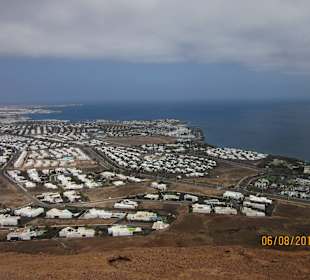 Blick vom Montaña Roja auf Playa Blanca