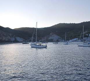 We stay the night in this nice bay !