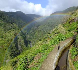 Regenbogen über dem Tal