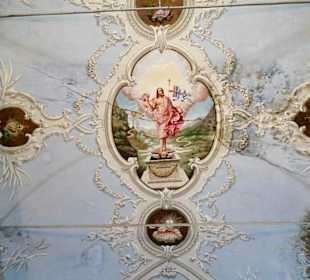 Fresken an der Decke der Kirche