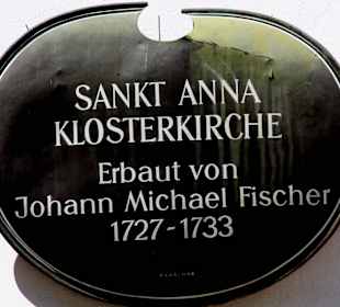 Tafel über den Erbauer der Kirche
