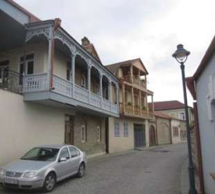 Gasse mit typisch georgischen Häusern