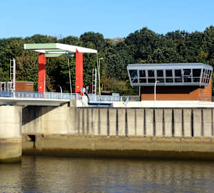 Die Schleuse mit Klappbrücke