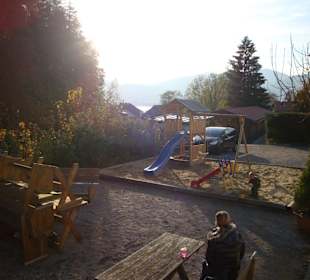 Spielplatz mit Seeblick und Biergarten 