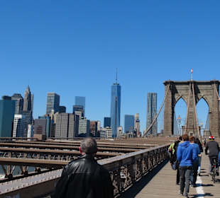 Brückenpfeiler mit Skyline von Downtown Manhattan