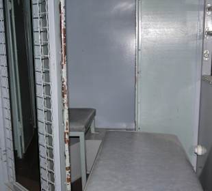 Innenansicht des Gefängniswagens