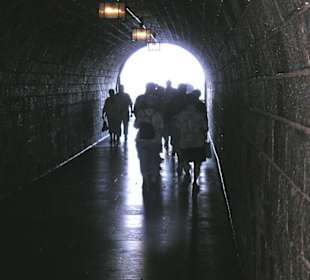 Tunnel Vom Parkplatz zum Aufzug