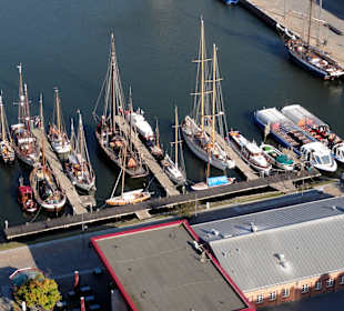 Historische Schiffe im Neuen Hafen