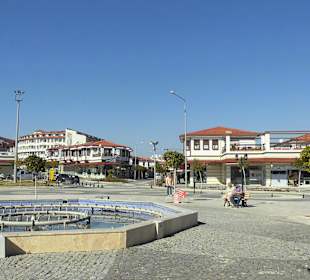 Schöne Sitzgelegenheiten vor dem Center
