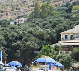 Aspraou Bay: Blick hoch zur Straße