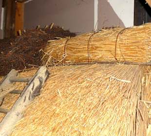 Dachbau mit Stroh