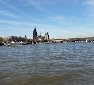 Mit Blick auf den Kölner Dom