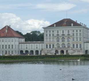 Blick von Auffahrtsallee zum Schloss Nymphenburg