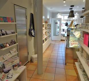 Blick auf die Auslagen der Fiev Sinn Shop Lounge