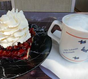 Zwetschgendatschi mit Sahne