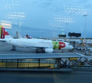 Terminal2/"B"-Gates/Blick auf's Flugfeld
