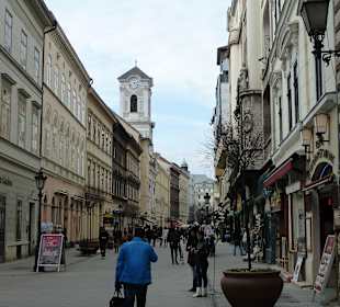 Váci utca mit St. Michaelis Kirche