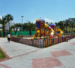 Schöner Spielplatz für die Kleinen - in Hotelnähe