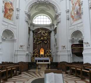 Salzburg: Dreifaltigkeitskirche am Makartplatz
