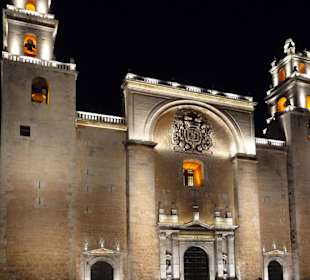 Beleuchtete Kathedrale an der Plaza